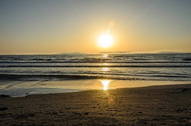 Beach, Karadeniz'den Mamaia, Romanya, gündoğumu, sıcak güneş atmosfer.