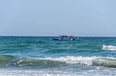 Karadeniz Beach yakınındaki Mamaia, Romanya tekne, temiz su mavi.