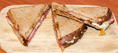 Peynir ve jambon, bütün tahıl ekmeği ile tost ızgara sandwitch.