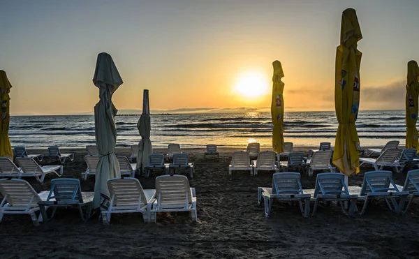 Mamaia Rumania Septiembre 2017 Tumbonas Playa Del Mar Negro Amanecer —  Fotos de Stock