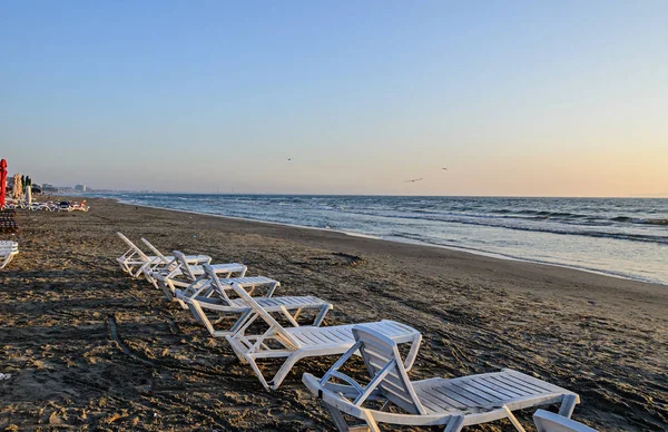 Napozóágyak Strand Fekete Tenger Napkeltekor Meleg Napsütés Hangulat — Stock Fotó