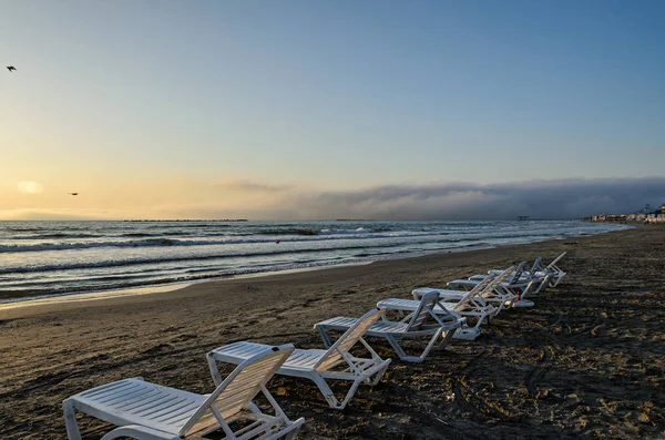 Solstolar Stranden Svarta Havet Vid Soluppgången Varma Solsken Atmosfär — Stockfoto