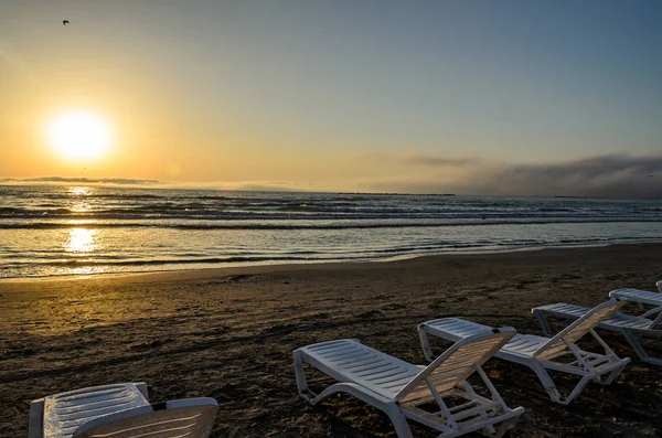 Tumbonas Playa Del Mar Negro Amanecer Ambiente Cálido Soleado — Foto de Stock