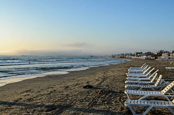 Tempat Tidur Matahari Pantai Laut Hitam Saat Matahari Terbit Atmosfer — Stok Foto