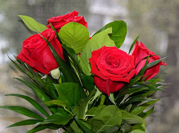 Buket Kırmızı Gül Çiçekler Kağıt Kapağını Kapatın Yeşil Yapraklar — Stok fotoğraf