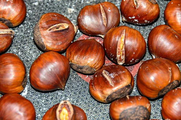 Eetbare Bruin Gebarsten Kastanjes Dicht Omhoog Koekenpan — Stockfoto