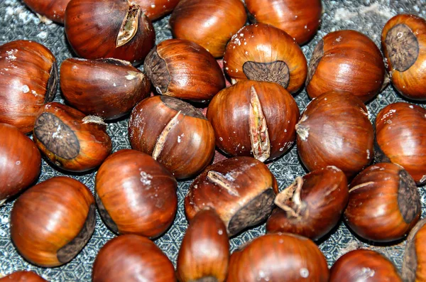 Eetbare Bruin Gebarsten Kastanjes Dicht Omhoog Koekenpan — Stockfoto