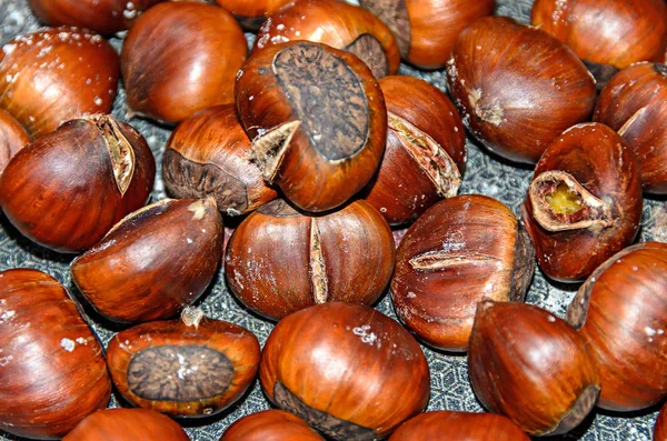 Eetbare Bruin Gebarsten Kastanjes Dicht Omhoog Koekenpan — Stockfoto