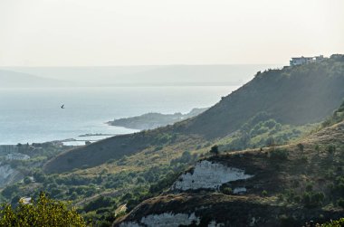 Yeşil Trakya kayalıklardan yakınındaki Karadeniz, Bulgar kıyı şeridi mavi temiz su.