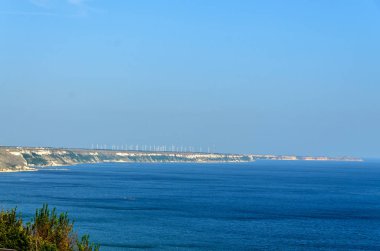 Rüzgar Çiftliği Karadeniz'in mavi berrak su yakınındaki Trakya kayalıklarla.