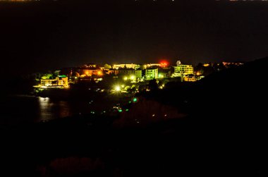 Karadeniz'in, mavi berrak su gece zaman yakınındaki Trakya kayalıklarla.