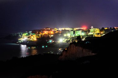 Karadeniz'in, mavi berrak su gece zaman yakınındaki Trakya kayalıklarla.
