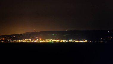 Karadeniz'in, mavi berrak su gece zaman yakınındaki Trakya kayalıklarla.