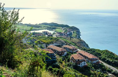 Yeşil Trakya kayalıklardan yakınındaki oteller Karadeniz'in mavi temiz su.
