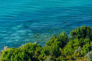 Yeşil Trakya kayalıklardan yakınındaki kayalık yol seaview Karadeniz'in mavi temiz su.