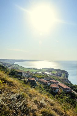 Yeşil Trakya kayalıklardan yakınındaki oteller ve golf arazi Bulgar sahil şeridine Karadeniz'in mavi temiz su.