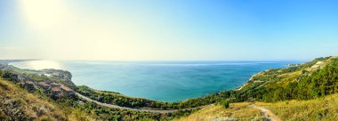 Yeşil Trakya kayalıklardan yakınındaki oteller ve golf arazi Bulgar sahil şeridine Karadeniz'in mavi temiz su.