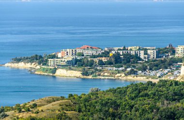 Yeşil Trakya kayalıklardan yakınındaki oteller Bulgar sahil şeridine Karadeniz'in mavi temiz su.