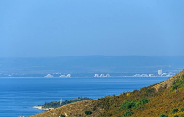 Yeşil Trakya kayalıklarla Karadeniz, mavi berrak su yakınındaki Albena kumsala görüntülemek