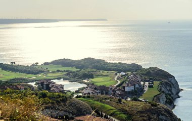 Yeşil Trakya kayalıklardan yakınındaki oteller ve golf arazi Bulgar sahil şeridine Karadeniz'in mavi temiz su.