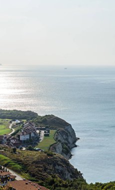 Yeşil Trakya kayalıklardan yakınındaki kayalık yol seaview Karadeniz'in mavi temiz su.