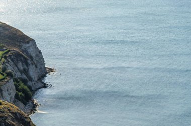 Yeşil Trakya kayalıklardan yakınındaki kayalık yol seaview Karadeniz'in mavi temiz su.
