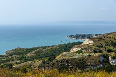 Yeşil Trakya kayalıklardan yakınındaki mavi berrak su Karadeniz, golf tekneler, kayalık yol seaview.
