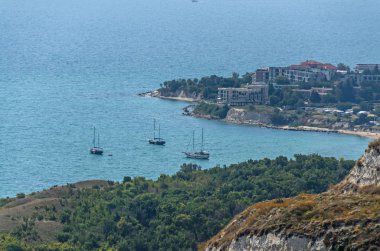 Yeşil Trakya kayalıklardan yakınındaki mavi berrak su Karadeniz, golf tekneler, kayalık yol seaview.