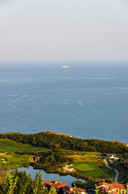 Yeşil Trakya kayalıklardan yakınındaki göl golf arazi Karadeniz'in mavi temiz su.