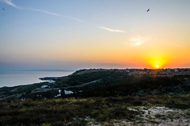 Yeşil Trakya kayalıklarla günbatımı yolu seaview Karadeniz'in mavi açık suya yakın.