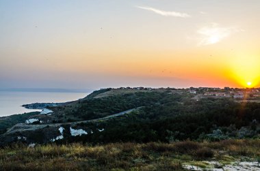 Yeşil Trakya kayalıklarla günbatımı yolu seaview Karadeniz'in mavi açık suya yakın.