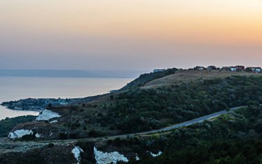 Yeşil Trakya kayalıklarla günbatımı yolu seaview Karadeniz'in mavi açık suya yakın.
