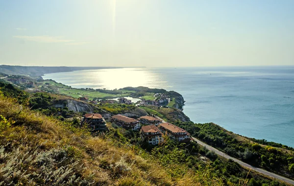 Yeşil Trakya kayalıklardan yakınındaki kayalık yol seaview Karadeniz'in mavi temiz su.