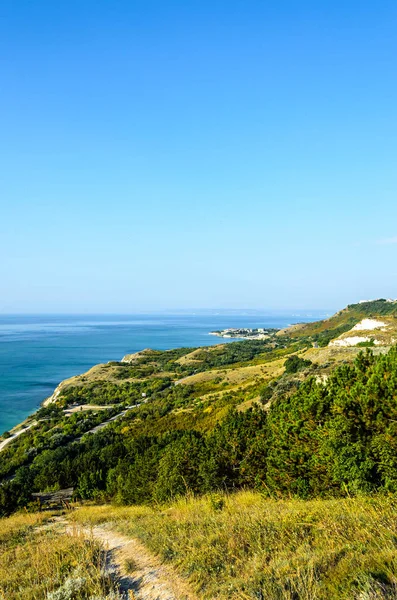 Yeşil Trakya kayalıklardan yakınındaki oteller ve golf arazi Bulgar sahil şeridine Karadeniz'in mavi temiz su.