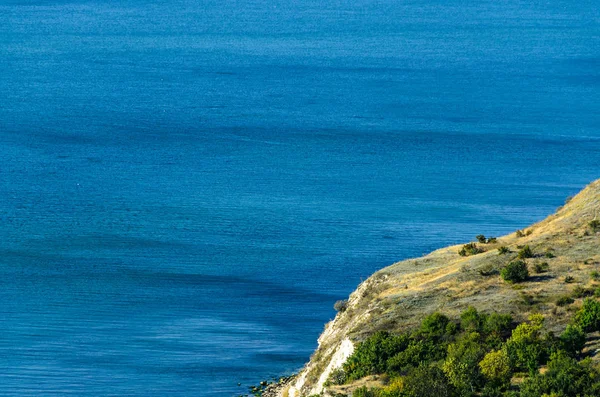 Yeşil Trakya kayalıklardan yakınındaki kayalık yol seaview Karadeniz'in mavi temiz su.