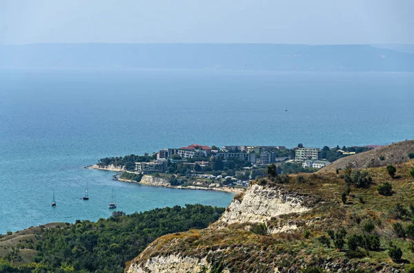 Yeşil Trakya kayalıklardan yakınındaki mavi berrak su Karadeniz, golf tekneler, kayalık yol seaview.