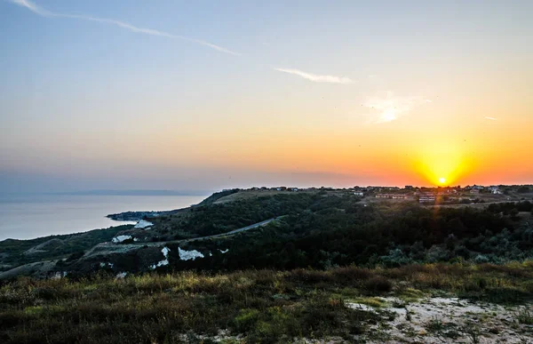 Yeşil Trakya kayalıklarla günbatımı yolu seaview Karadeniz'in mavi açık suya yakın.