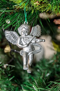 Noel ağacına asılı süsleme, gümüş melek, yakın çekim.