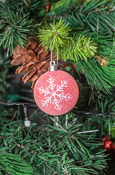 Árbol Navidad Adorno Colgante Globo Rojo Con Copo Nieve Cerca —  Fotos de Stock