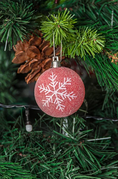 Árbol Navidad Adorno Colgante Globo Rojo Con Copo Nieve Cerca —  Fotos de Stock