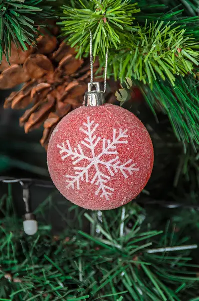 Christbaumschmuck Rote Weltkugel Mit Schneeflocke Nahaufnahme — Stockfoto