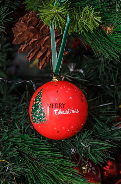 Árbol Navidad Adorno Colgante Globo Rojo Con Escribir Feliz Navidad —  Fotos de Stock