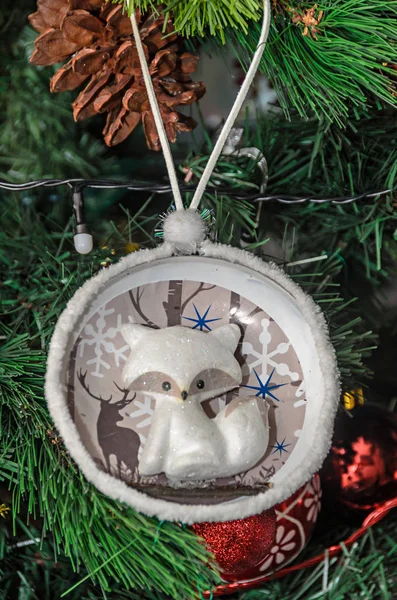 Árbol Navidad Adorno Colgante Zorro Blanco Cerca — Foto de Stock