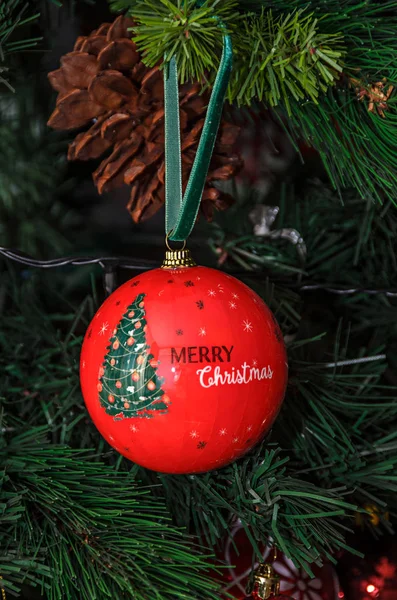 Árbol Navidad Adorno Colgante Globo Rojo Con Escribir Feliz Navidad —  Fotos de Stock