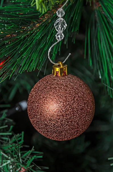 Árbol Navidad Adorno Colgante Globo Bronce Primer Plano —  Fotos de Stock