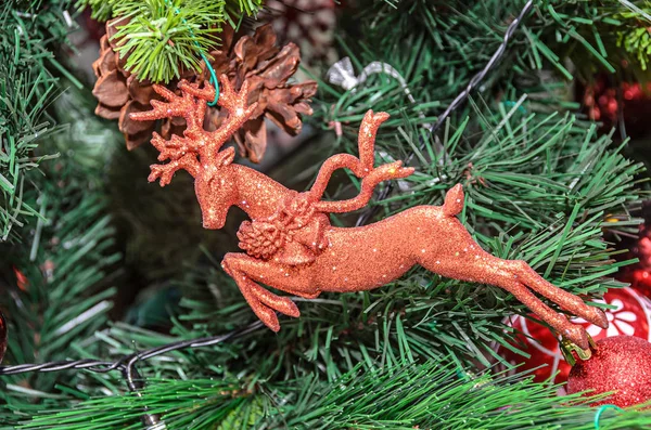 Árvore Natal Pendurado Ornamento Renas Vermelhas Close — Fotografia de Stock