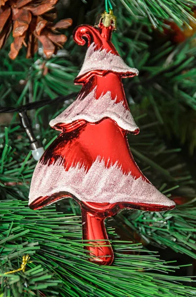 Weihnachtsbaum Hängende Rote Zierde Nahaufnahme — Stockfoto