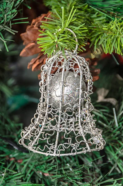 Albero Natale Appeso Ornamento Campana Argento Vicino — Foto Stock