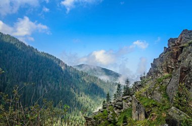 Transfagarasan yolun Fagaras Dağları, yeşil çim ve kayalar, Karpatlar bulutlarda doruklarına.