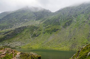 Fagaras dağlar Transfagarasan yolu üzerindeki Balea (Balea Lac) adında buzul Gölü.